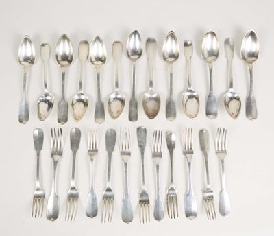 13 cuillères de table et 12 fourchettes de table en argent u…