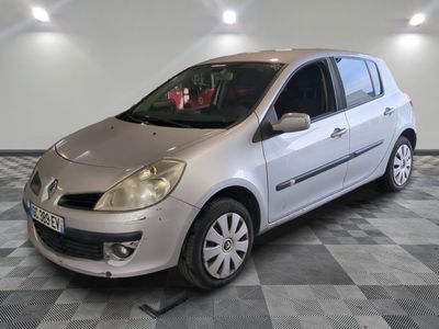la photo d'une voiture argentée garée dans un garage