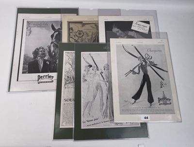 beaucoup de photos accrochées au mur d'une pièce