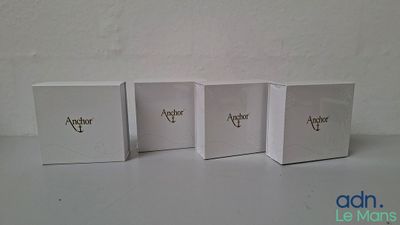 trois boîtes blanches posées les unes à côté des autres sur une table