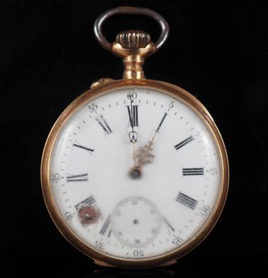 une montre de poche en or avec des chiffres romains sur le cadran