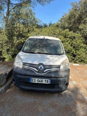 une petite camionnette blanche garée sur le bord de la route