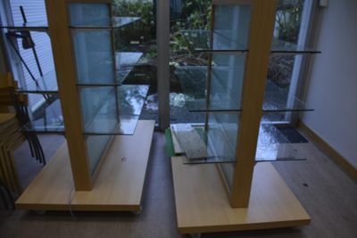 . 4 présentoirs sur roulette, en l'état