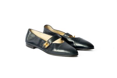 gros plan d'une paire de chaussures noires sur fond blanc
