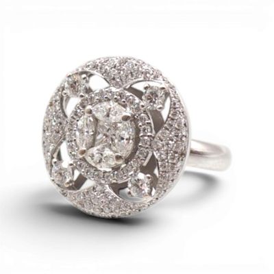 une image d'une bague en diamant sur fond blanc