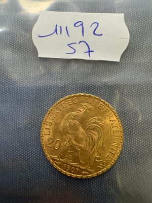 gros plan d'une pièce d'or portant une étiquette de prix