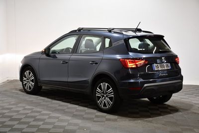 l'arrière d'une voiture bleue garée sur un sol à damier