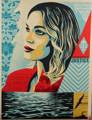 une personne tenant une affiche représentant une femme en chemise rouge
