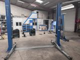 un grand garage contenant beaucoup de matériel