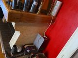 un piano dans un coin d'une pièce dont l'un des murs est rouge