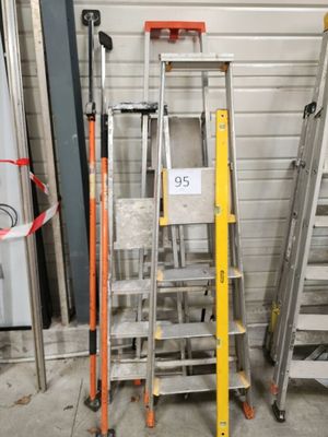deux échelles placées l'une à côté de l'autre dans un garage