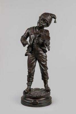 une statue en bronze d'un homme avec un chapeau sur la tête