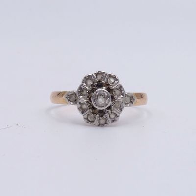 gros plan d'une bague en diamant sur une surface blanche