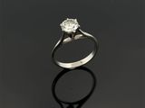 bague de fiançailles en or blanc ornée d'un diamant rond de taille brillant