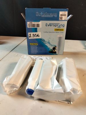 quatre rouleaux de papier posés sur une table à côté d'une boîte d'eau