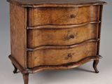 une vieille commode en bois avec trois tiroirs de chaque côté