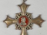une image représentant une croix sur laquelle figure le portrait d'un homme