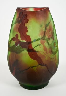 GALLE - Vase ovoïde méplat en verre multicouche, décor dégag…