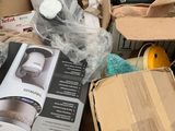 une boîte en carton remplie d'articles divers destinés à la vente