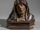 statue d'un homme portant une capuche sur la tête