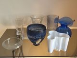 une table en verre sur laquelle est posé un vase en verre