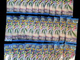 de nombreux sachets de bonbons empilés les uns sur les autres