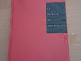 un livre rose posé sur une table en bois
