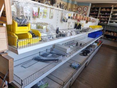 de nombreuses étagères dans le magasin avec divers articles dessus