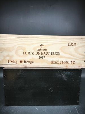 une boîte en bois sur laquelle est accrochée une pancarte indiquant « La Mission Haut-Brion »
