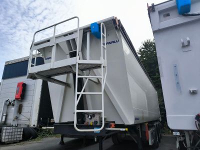 un gros camion blanc équipé d'une échelle à l'arrière