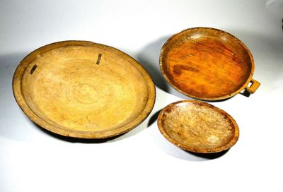 Trois grands plats à présentation d’offrandes, Asie-du-Sud-E…