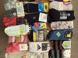 Plusieurs paires de chaussettes sont disposées sur une table