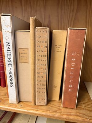 plusieurs livres sur une étagère dans une boîte à livres