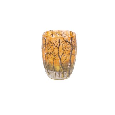 une image représentant un vase en verre sur lequel sont peints des arbres