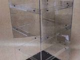 vitrine en acrylique transparent avec socle noir
