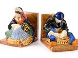 deux figurines d'un homme et d'une femme assis sur un banc