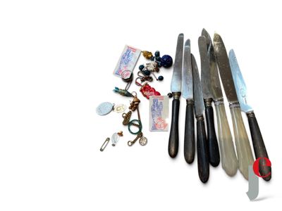 a lot of different types of knives on the table