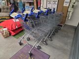 de nombreux caddies alignés dans le magasin