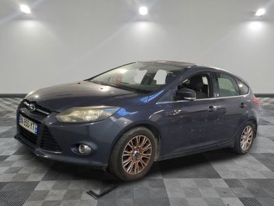 la voiture bleue est garée sur un sol en damier dans le garage