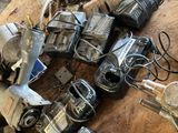 un tas d'appareils électroniques de toutes sortes posés sur une table en bois
