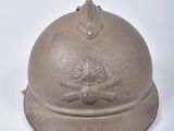 un casque marron orné d'un crâne et d'os croisés