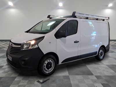 la photo d'une camionnette blanche garée dans une pièce