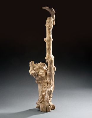 sculpture représentant un oiseau perché sur une branche d'arbre