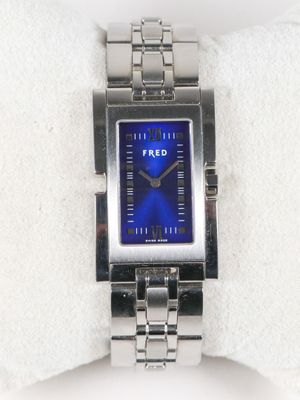 une montre-bracelet avec un cadran bleu et un bracelet argenté