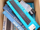 un carton contenant un clavier et plusieurs cartons renfermant d'autres articles