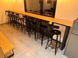une photo d'un bar avec des tabourets et un miroir
