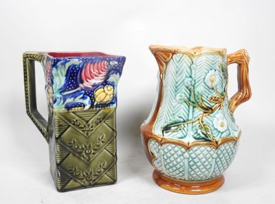 deux vases posés l'un à côté de l'autre sur une surface blanche