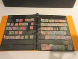 un classeur contenant un grand nombre de timbres différents