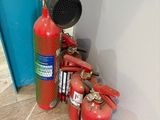 un extincteur posé à côté d'une borne d'incendie, au sol