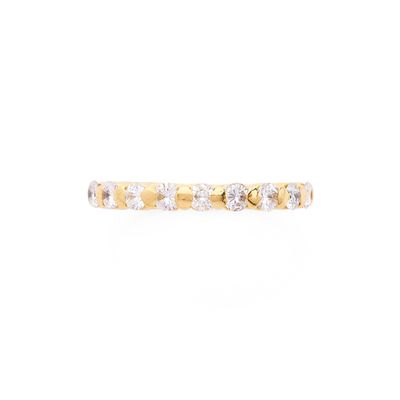 une bague sertie de diamants jaunes et blancs